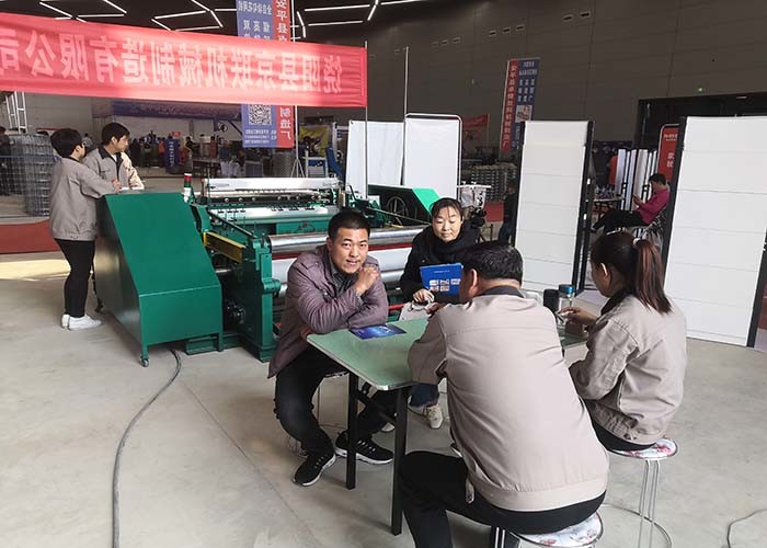 PLC Control Wire Mesh Manufacturing Machine , Automatic Crimped Wire Mesh Machine