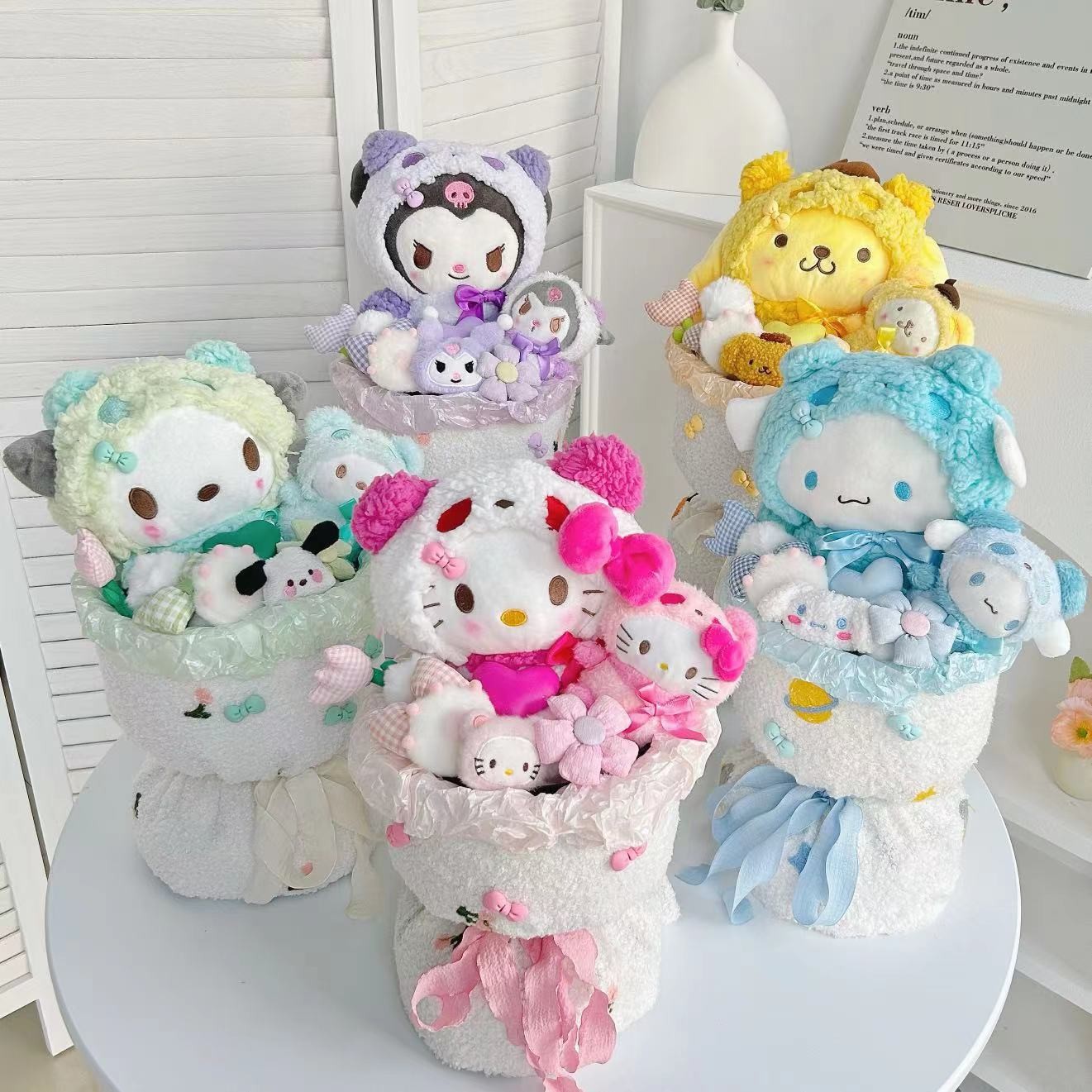 Hand-held flower bouquet cartoon plush doll bouquet birthday gift for girlfriend Chinese Valentine's Day birthday gift
