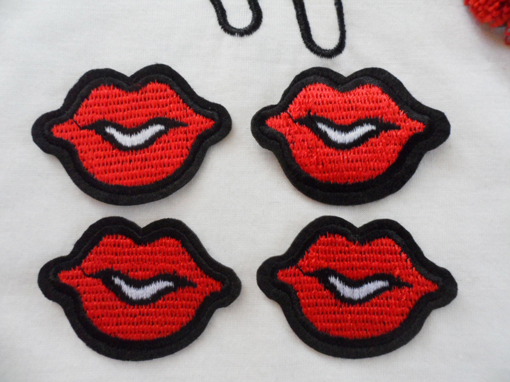 Hot Fix Motif Gold Embroidery Applique as Chinese Knot Picture