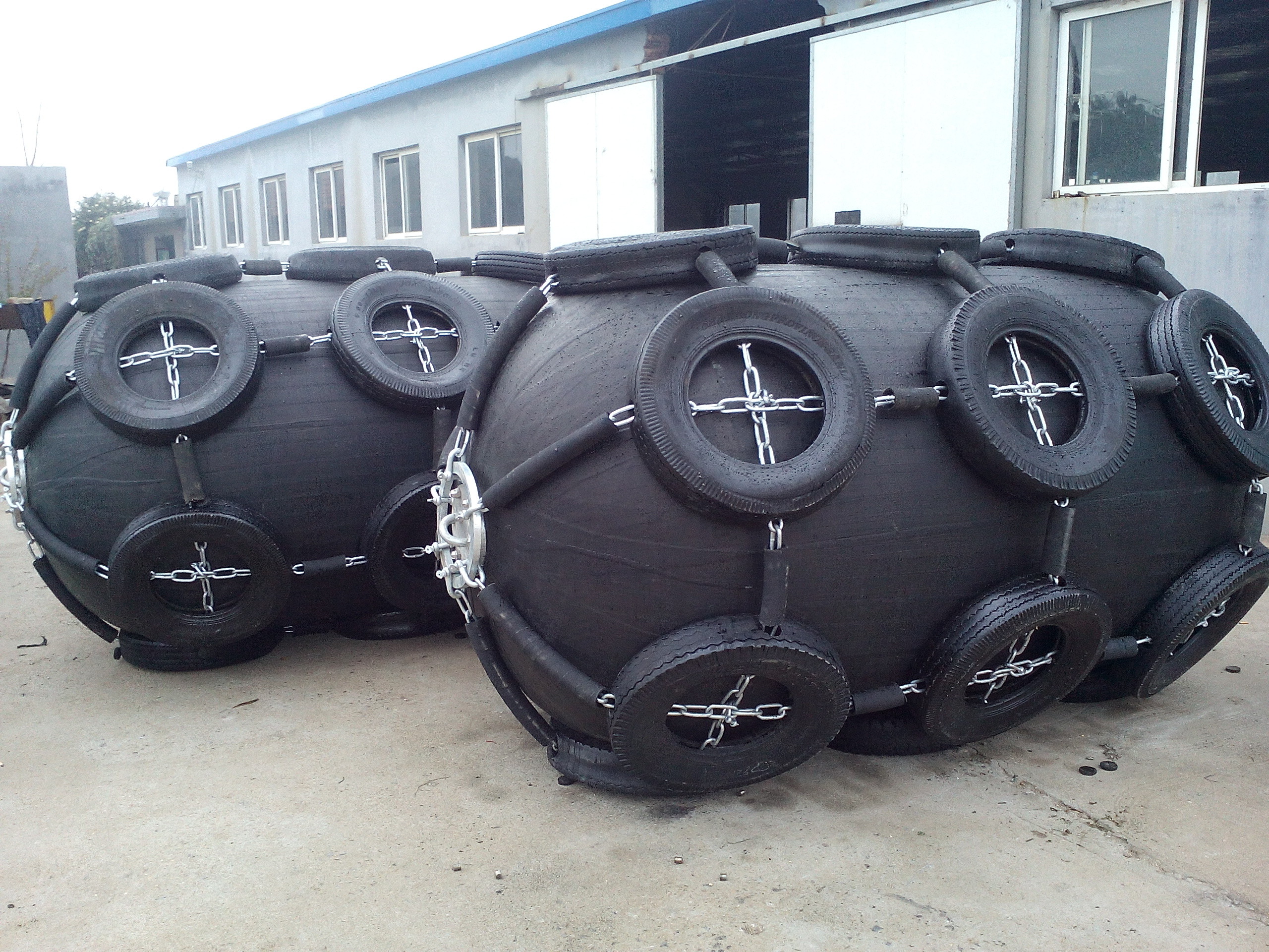 Marine Yokohama Type 0.08MPa Pneumatic Rubber Fender Galvanized Chain Tire