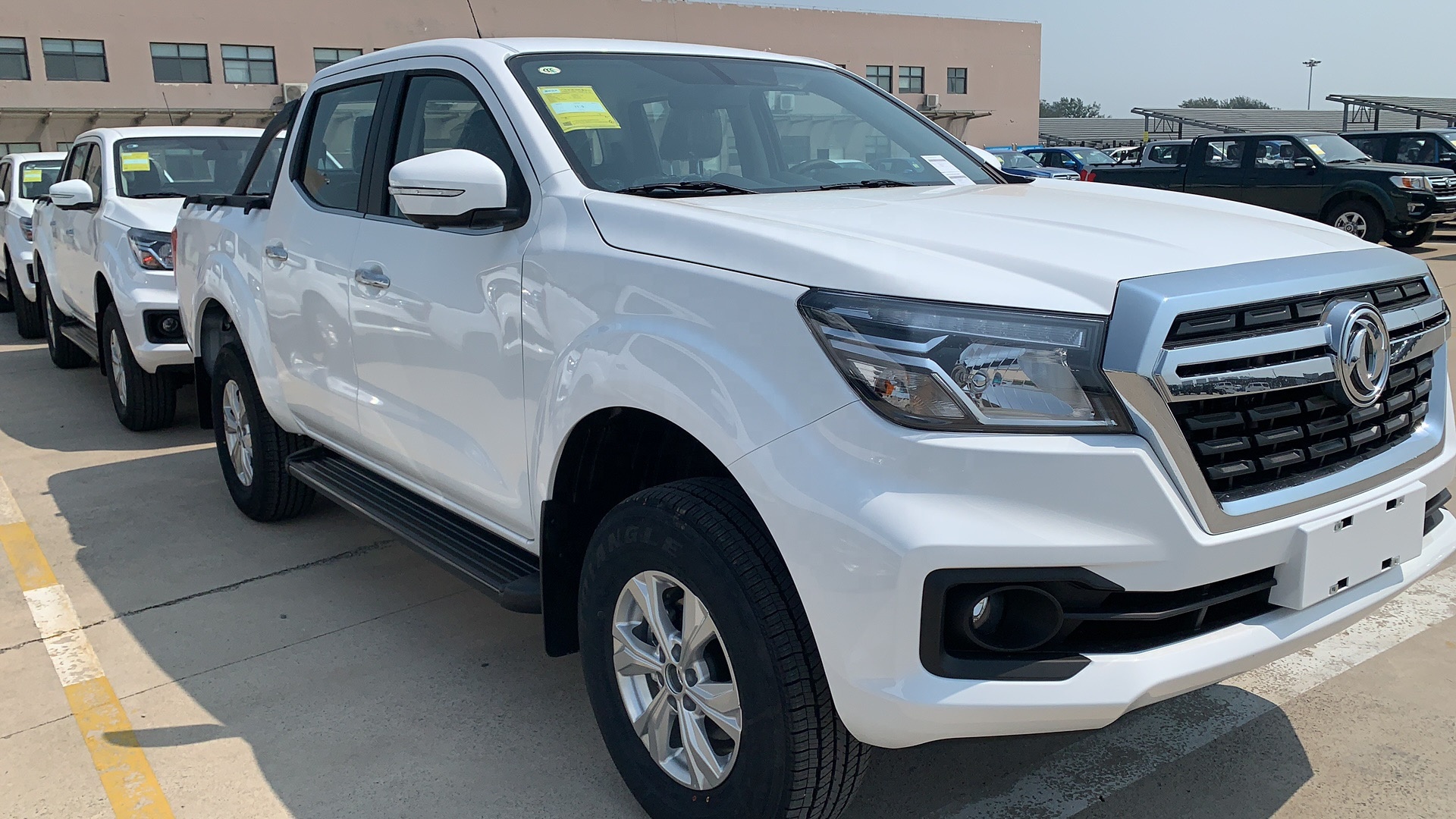 Non-integrated Body DFAC 4WD 2T Civilian Pickup Cargo Truck with Diesel Gasoline Engine