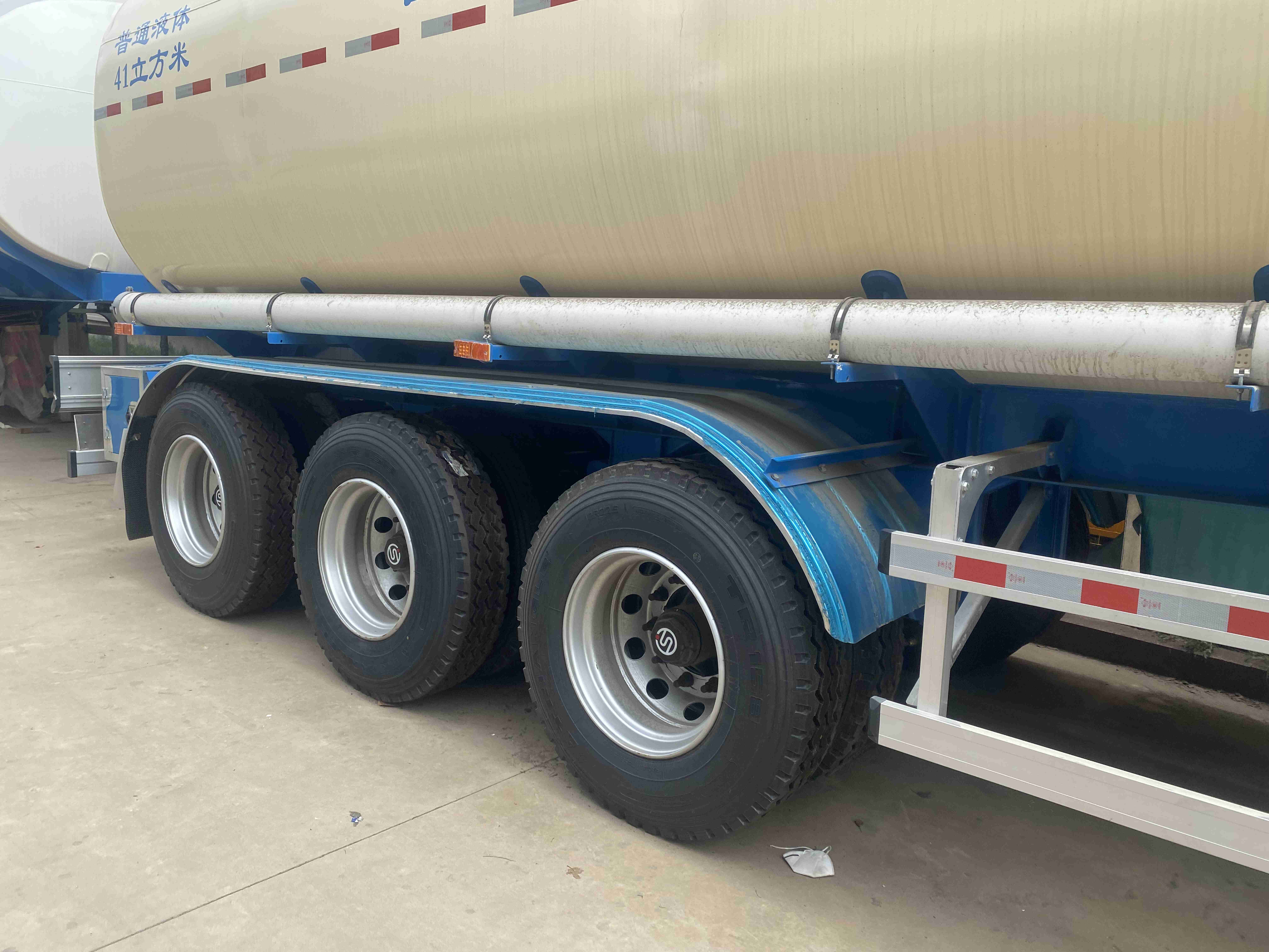 Truck Trailer Solution CIMC Three-Axis Oil Tanker Truck for Safe Transport 30000 kg