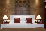Customized Modern Hotel Bedroom Furniture / Bedroom Suites Solid Wood Material