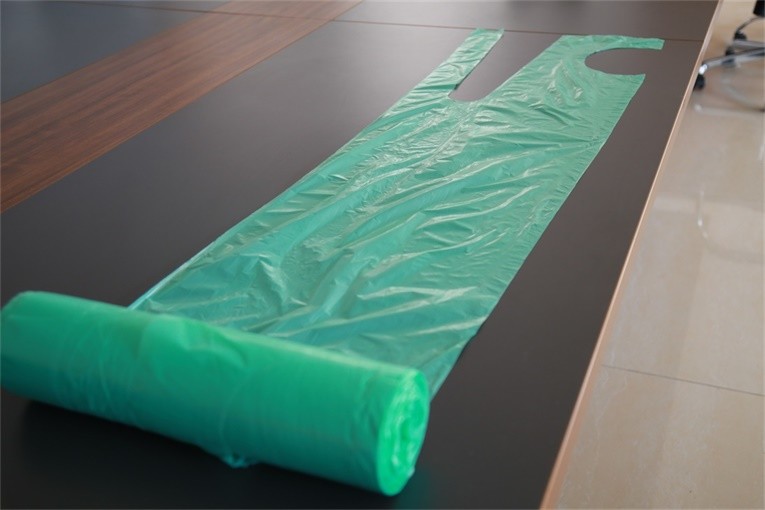 PE Disposable Aprons On A Roll Against Liquid , Sleeveless Disposable Smocks