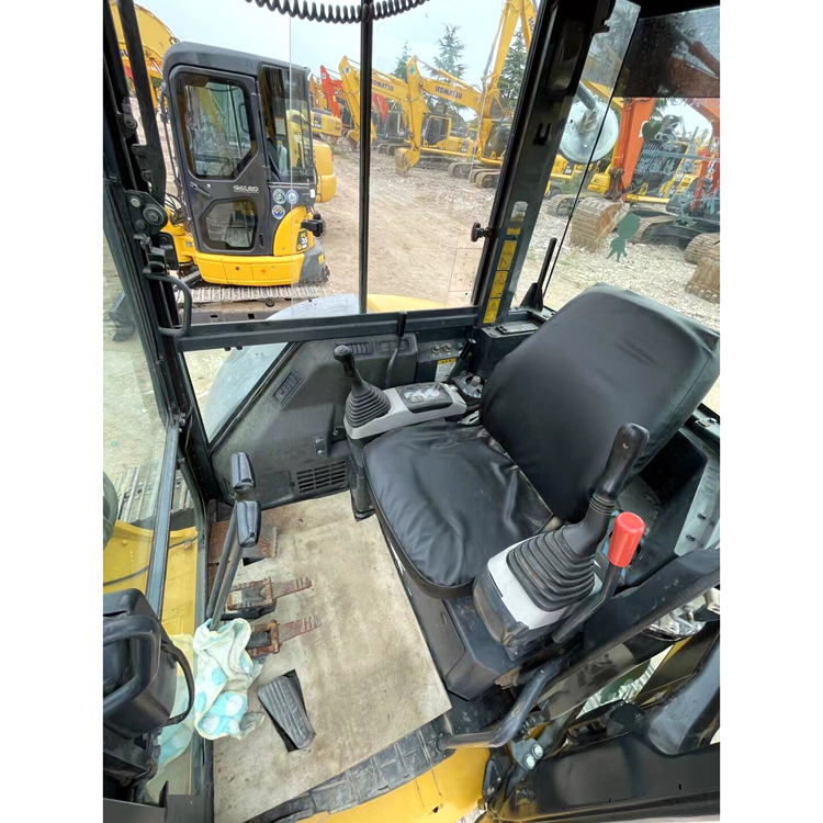 Komatsu PC55MR-2 Crawler Excavator with 2800 Working Hours and 5000 KG Machine Weight