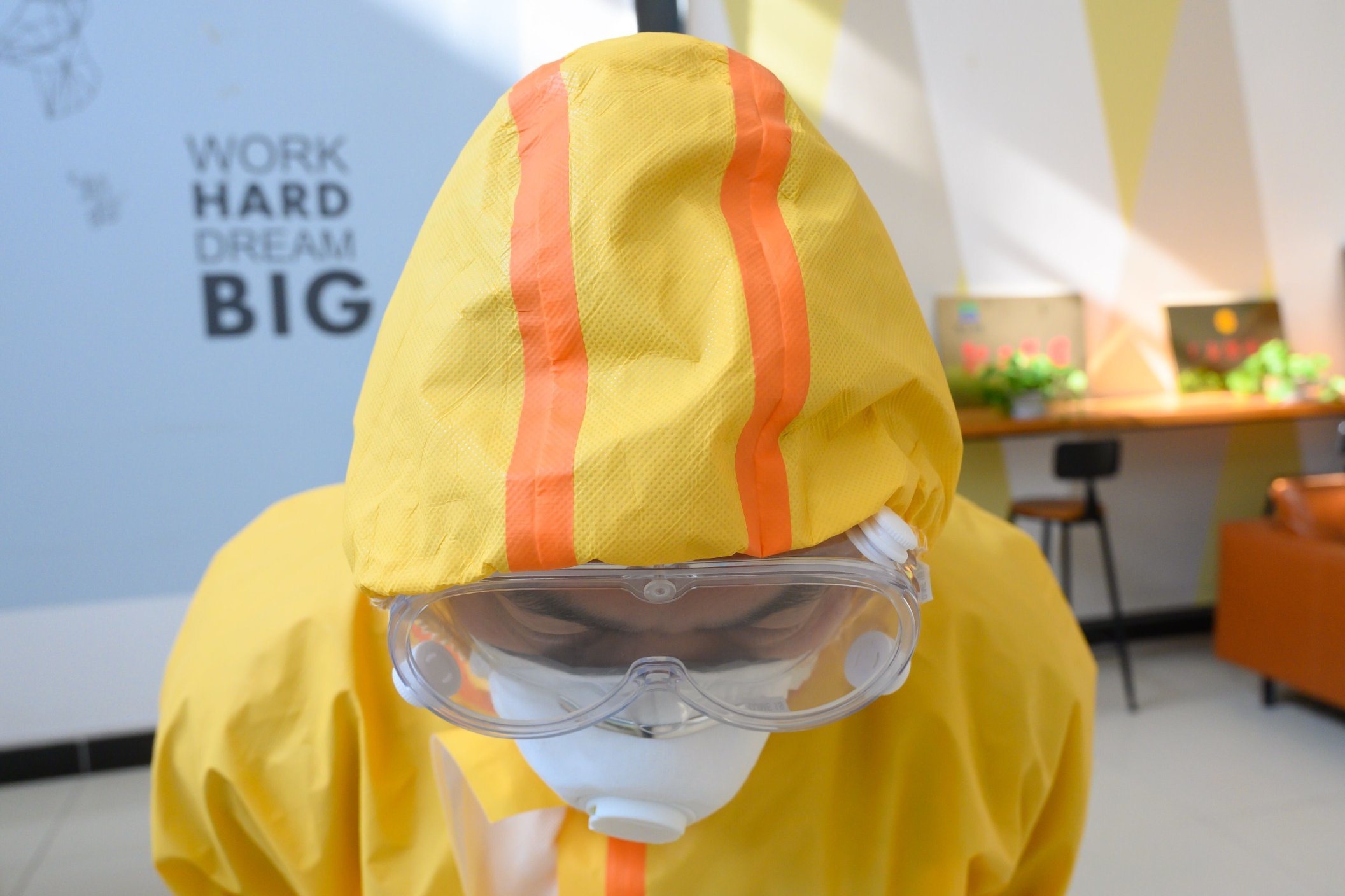 PE Type 3 Disposable Coveralls With Tape Disposable Chemical Coverall For Oil Cleaning