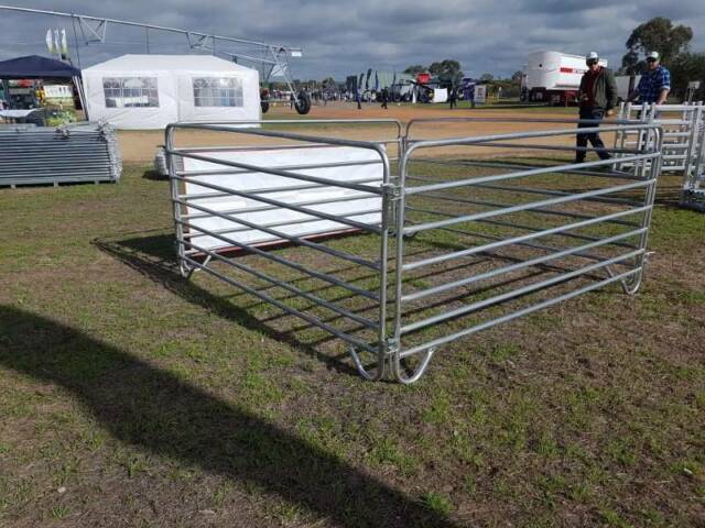 1.8m Hot Dip Galvanized Livestock Corral Panels For Cattle Fence