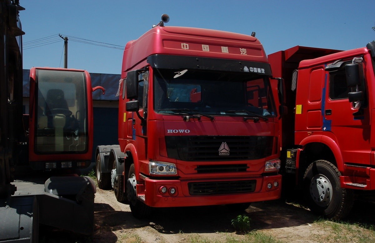 Sinotruk HOWO 6X2 Tractor Trailer Truck 410 HP