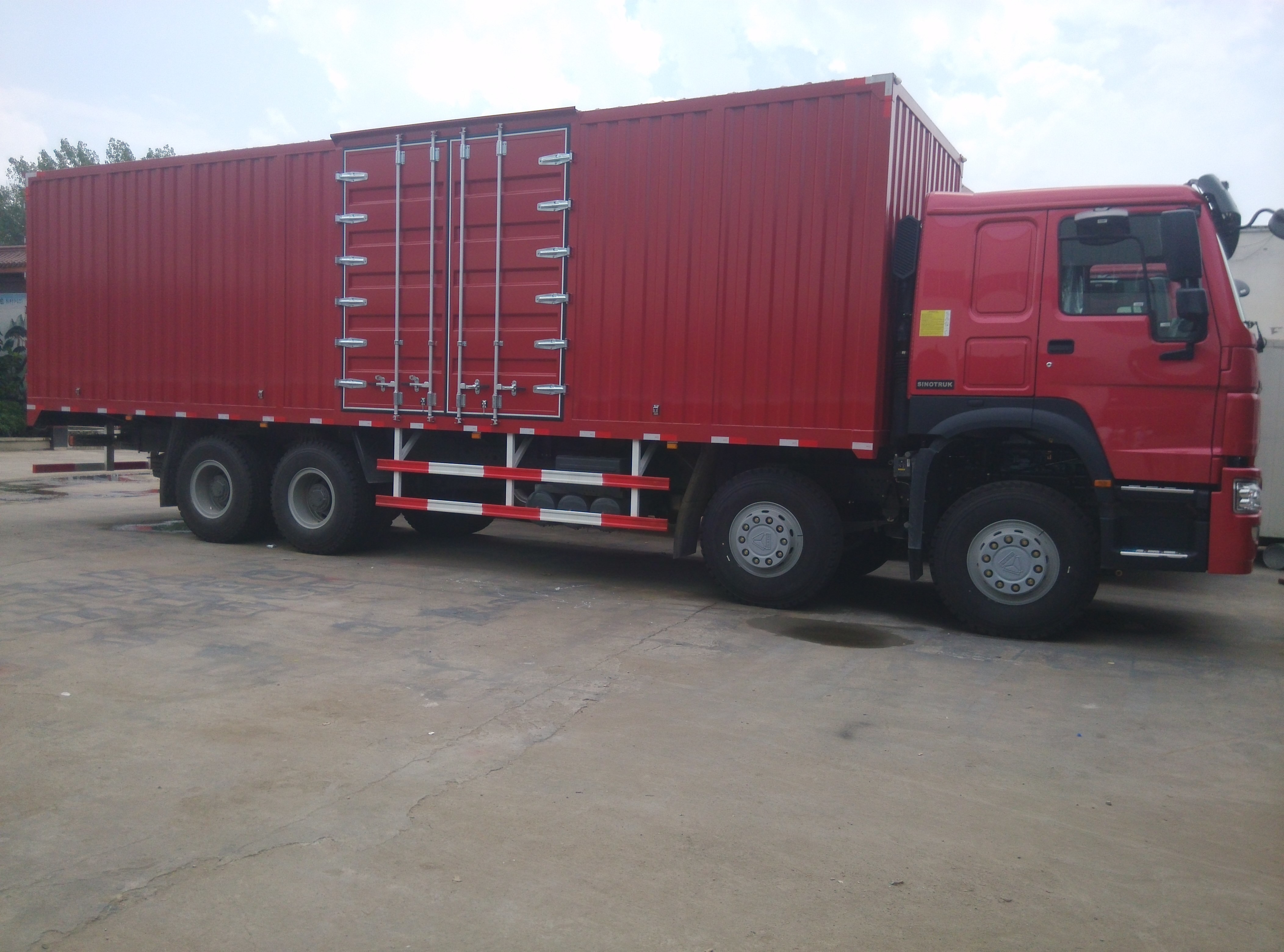 Small Cargo Truck 336HP 371HP 8x4 12 Tires Stake Side Wall Box Cargo Truck