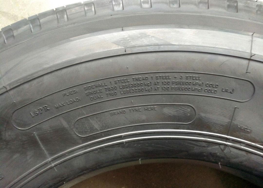 Low Heat Build - Up Truck Street Tires , Light Duty Truck Tires 295/80R22.5