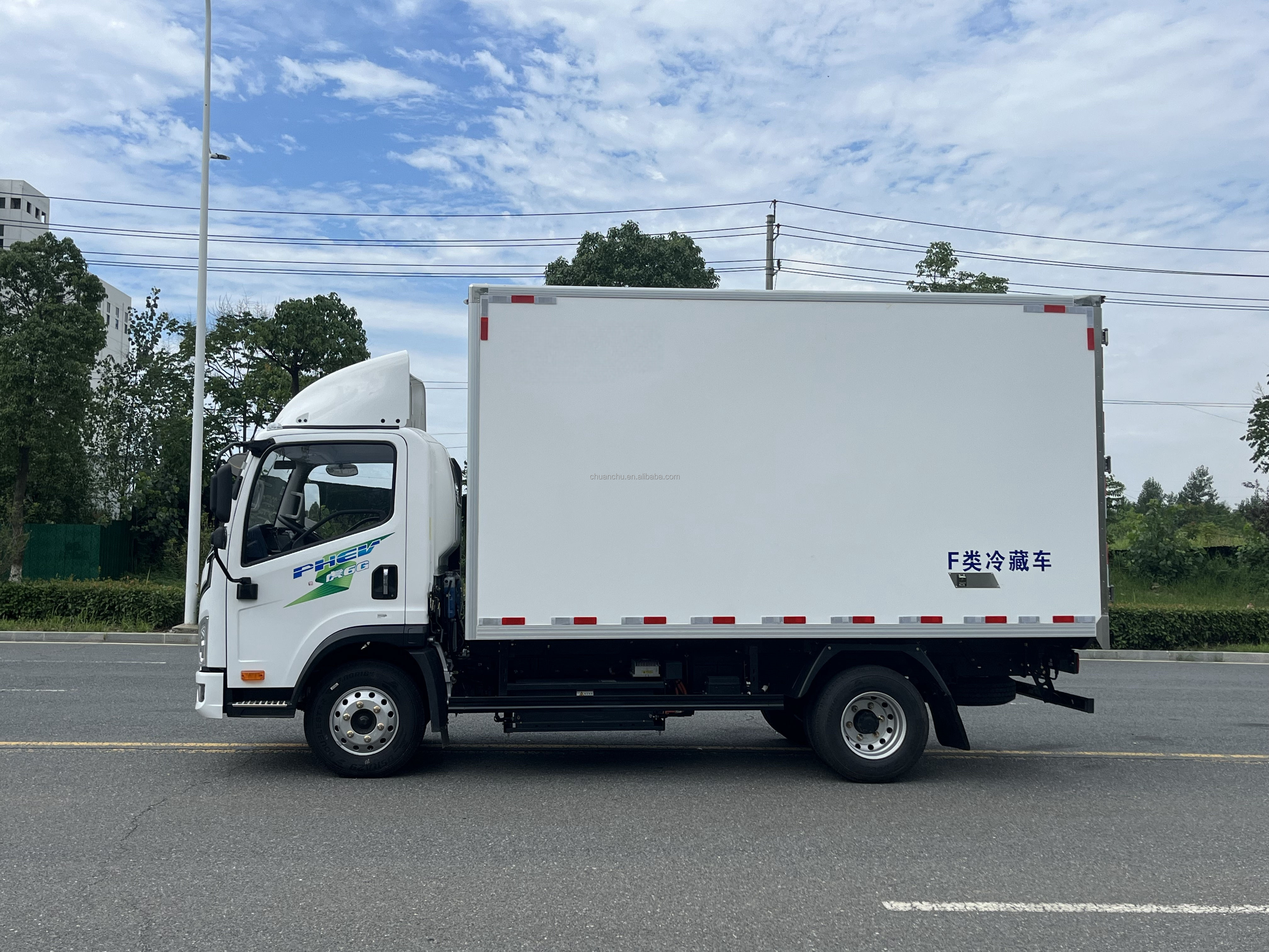 4x2 10T Medium Refrigerator Truck Faw to Russia Transport Vegetable Freezer Small Refrigerator Van Truck Engine Capacity 4L