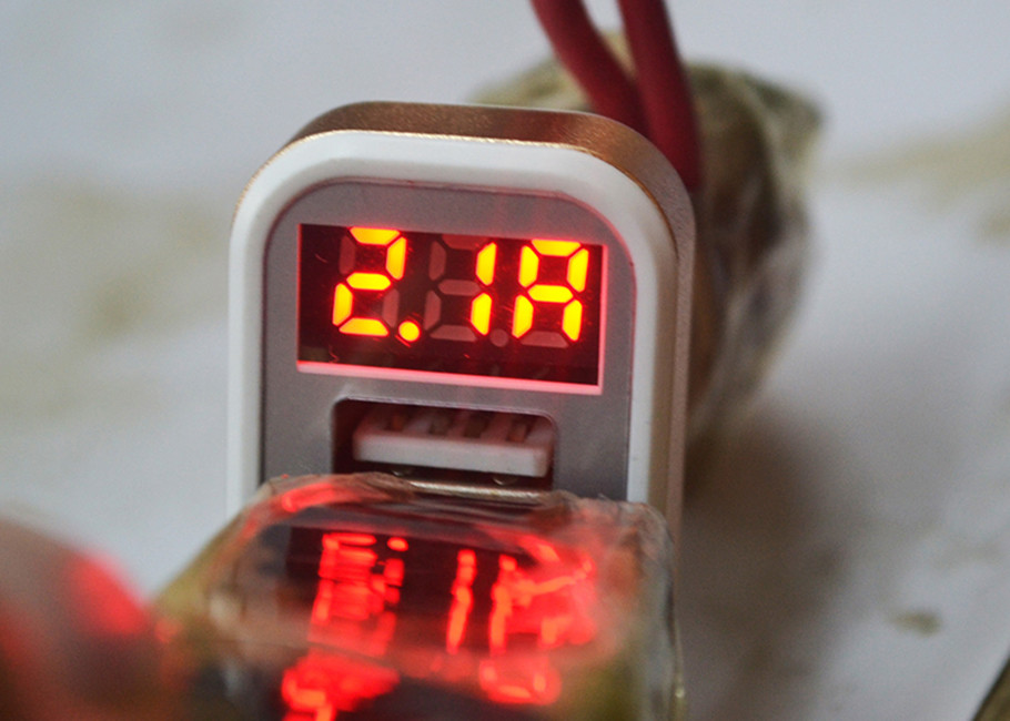 DC 5V 2.1 A Automobile Phone Charger With LED Screen Display Full Metal