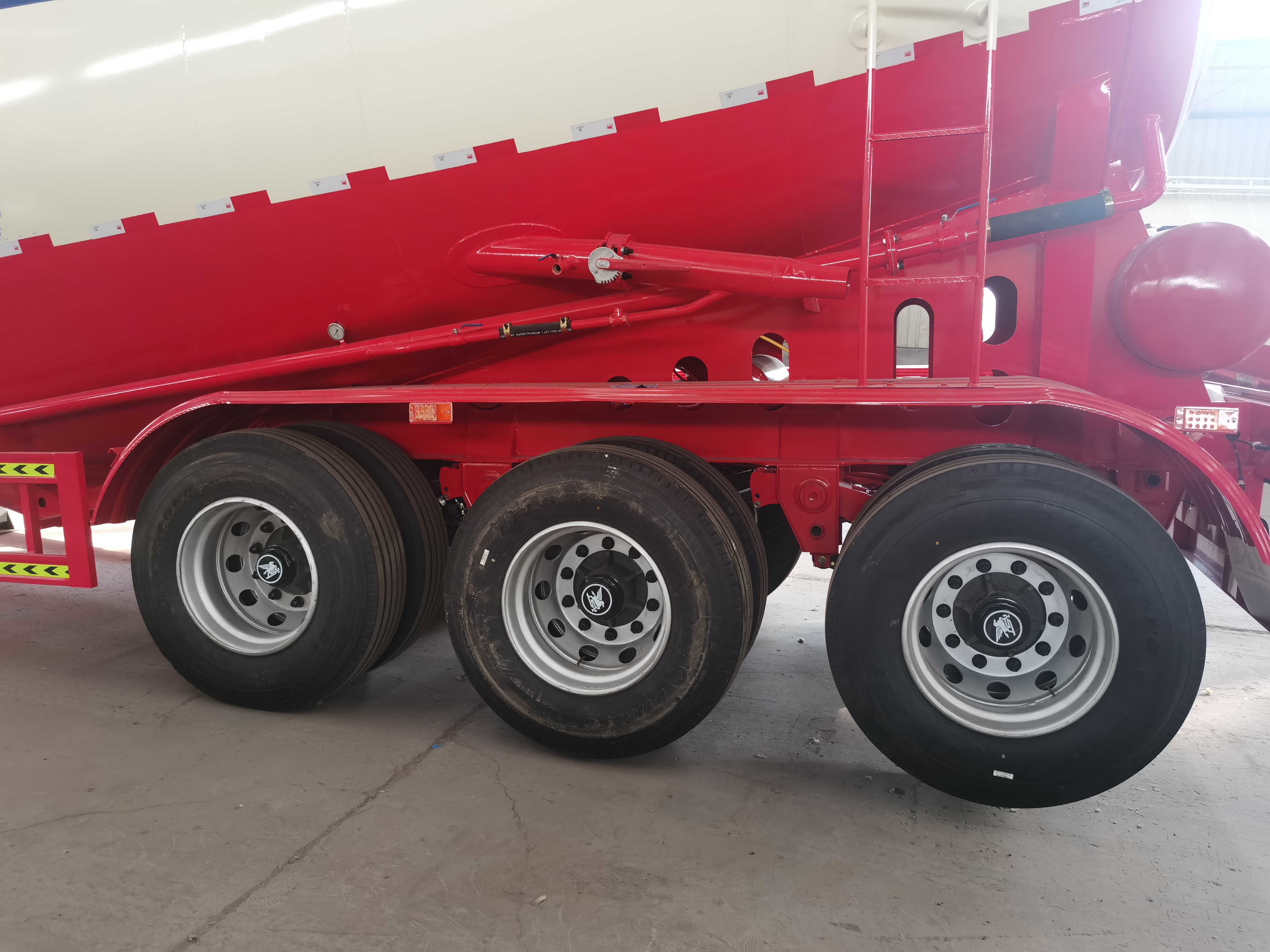 3 Axle Bulker Cement Tanker Trailer 10000 Gallon 42 Cubic Meters Fly Ash Trailer