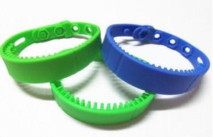 China 860mhz - 960mhz RFID Smart Wristband PVC UHF RFID Bracelets With Logo wholesale