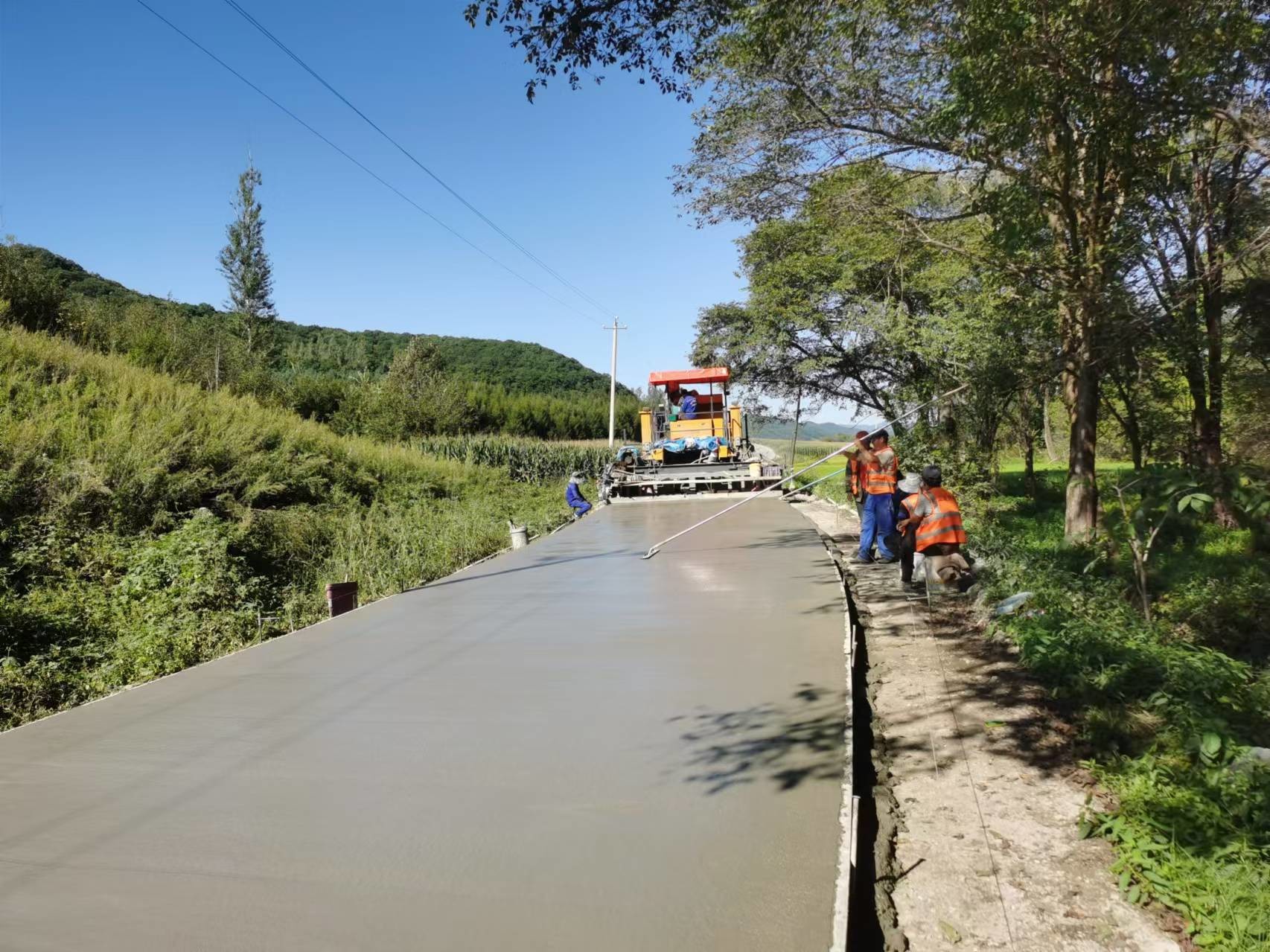 High Pressure Slipform Machine For Rural Road And Shoulder Less Road