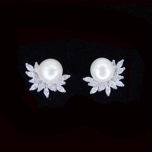 China Beautiful Pearl Flower Earrings Fashion Jewelry Stub For Engagement wholesale