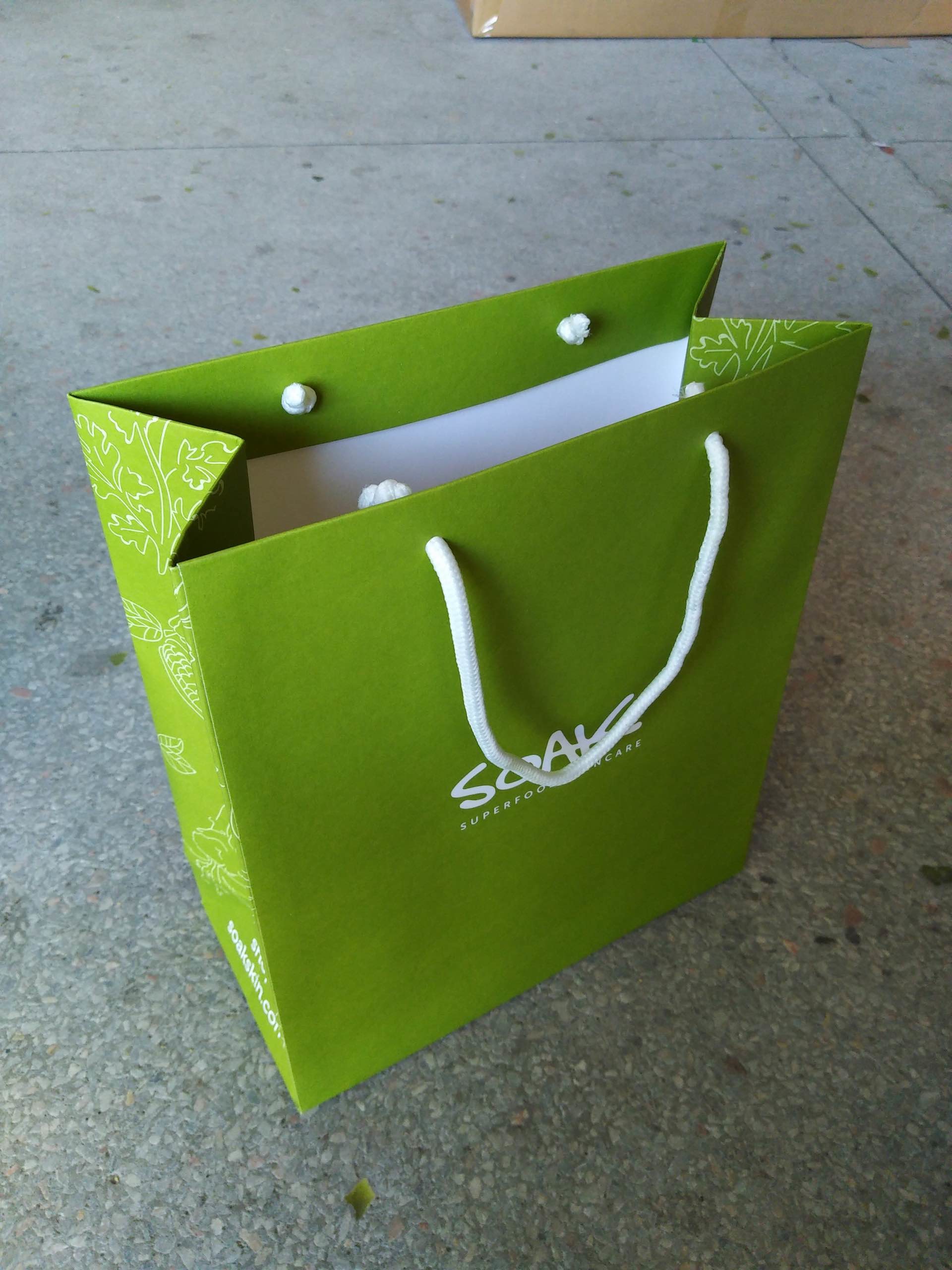 Eco-friendly durable customize paper shopping bags with cottom rope handle