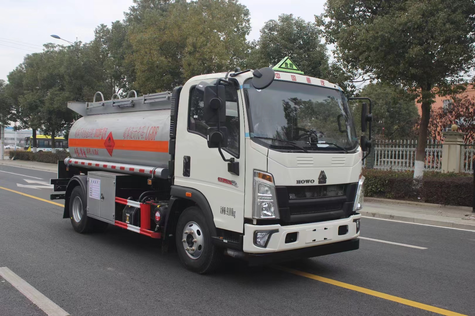 2024 New 4 4 * 2 LHD Fuel Bowser Tank Truck 4000 Liters 5000 Liters 6000 Liters Fuel Dispenser Truck With Fuel Dispenser Price