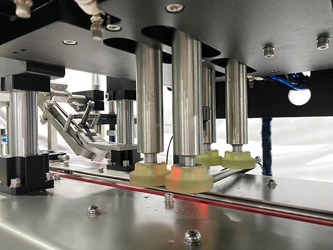 ISO Antirust Automatic Bottle Capper , PLC Capping Machine For Bottles