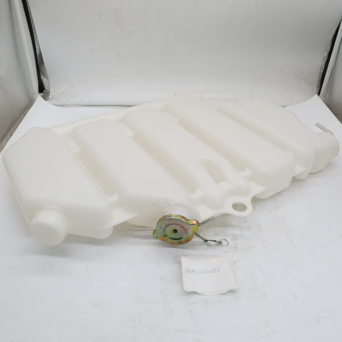 Good Quality China Supply Heavy Duty TruckHot sale diesel engine parts Expansion tank WG9112530333