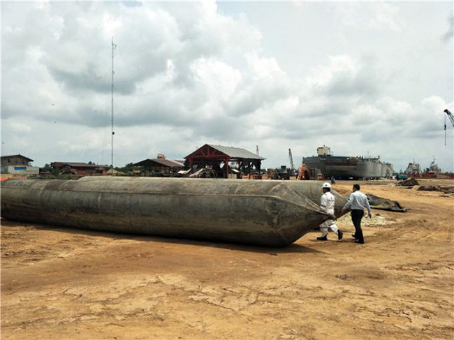 Large Diameter High Pressure Heavy Lift Air Bags , Inflatable Marine Airbag For Ship Launching