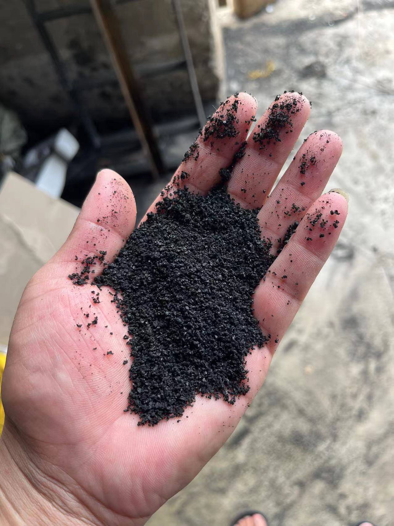 The Double Roller Tire Block Crusher With Water Circulation Cooling Is Used To Process Tire Blocks Into Rubber Particles.