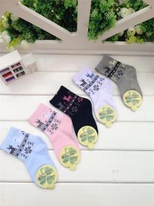 China Lovely christmas snow patterned design knitted supersoft terry cotton socks for baby wholesale
