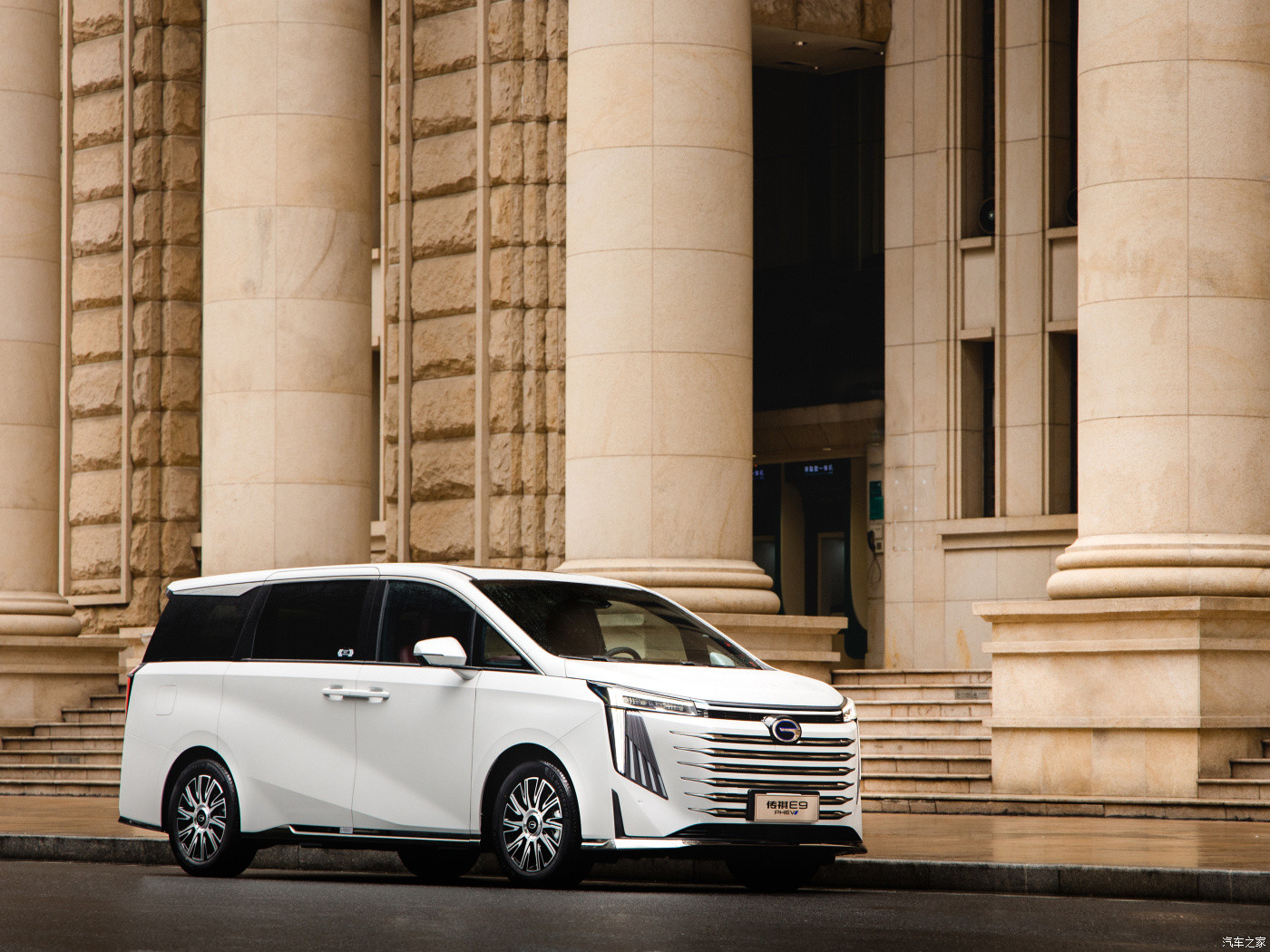 GAC Trumpchi E9 Fully Electric Car MPV Plug In Hybrid Engine 2.0T