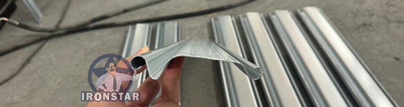Rolling shutter door roll forming machine for America rolling shutter strip making machine