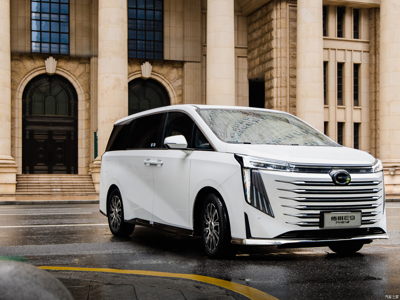 GAC Trumpchi E9 Fully Electric Car MPV Plug In Hybrid Engine 2.0T