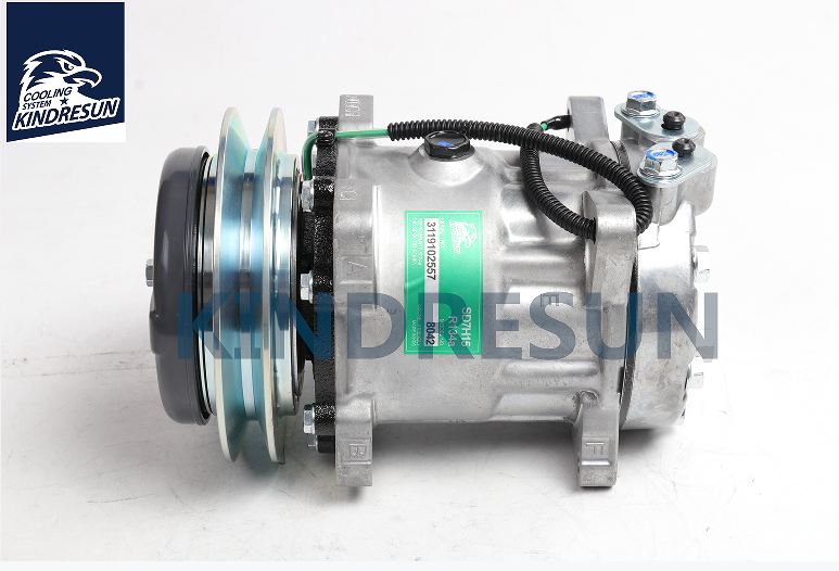 KOMATSU 7H15 Excavator Compressor For Air Conditioner 23B-07-61112