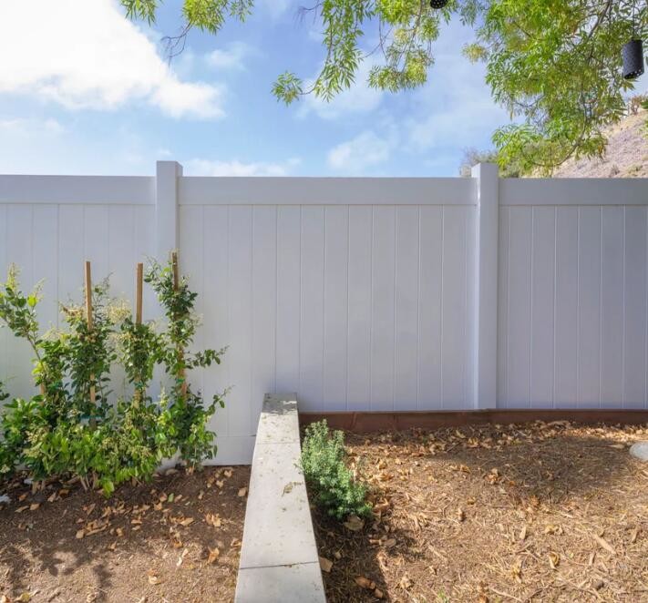 White Hot Sale Beautiful Solid Pvc Plastic Privacy Vinyl Fencing