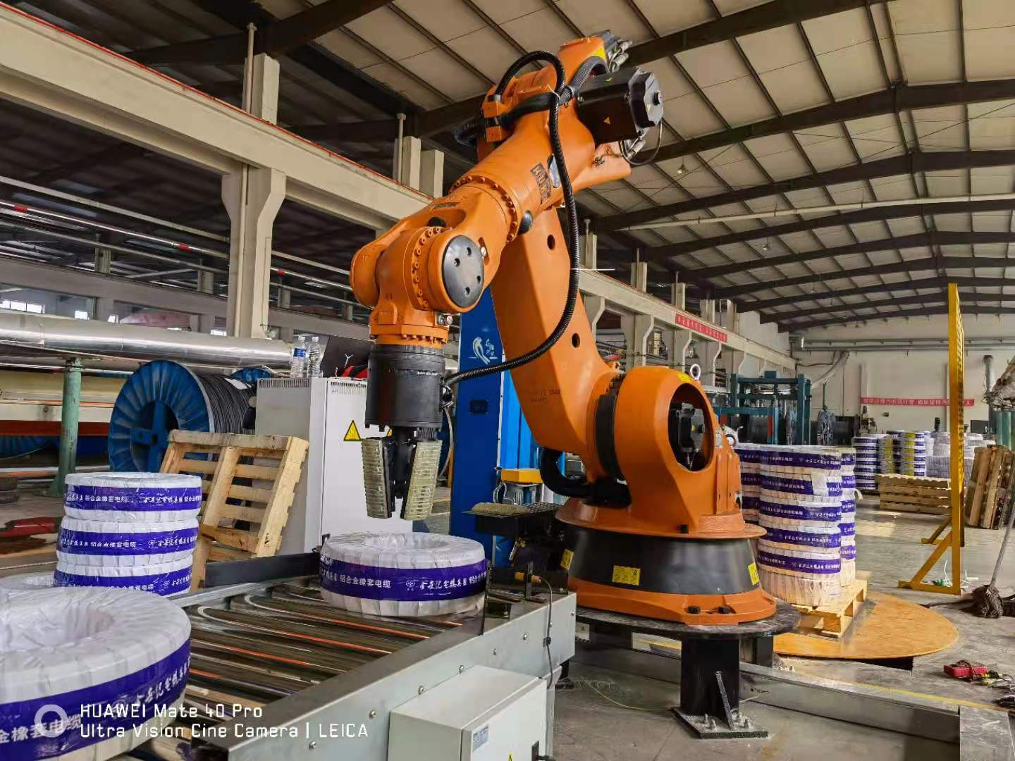 Heavy Duty Kuka Kr210 Robotic Arm With 210kg Payload Capacity Coating Dispensing Material Handling Removal Packaging