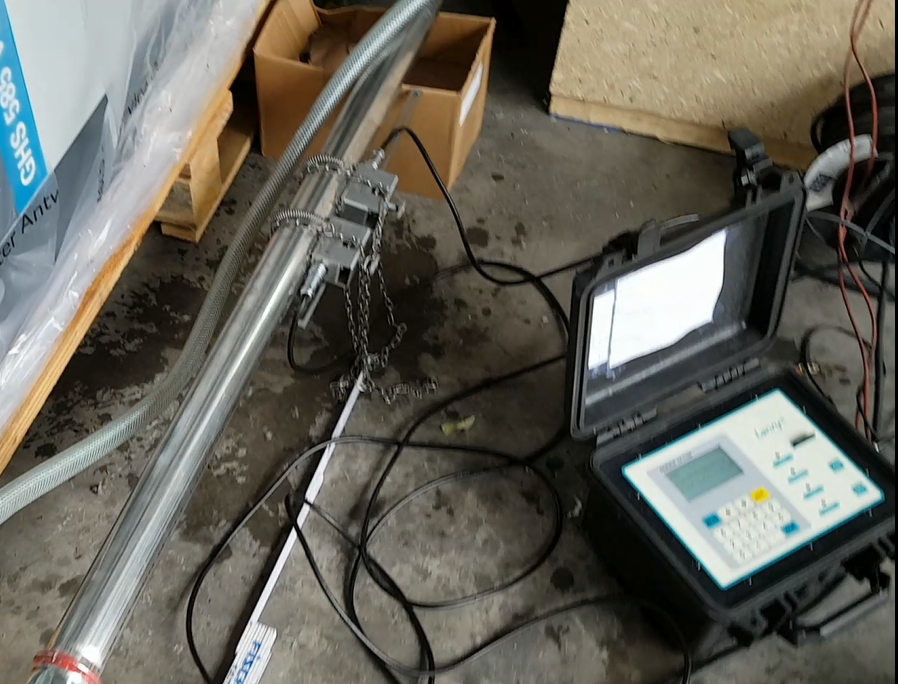 Transit Time Portable Ultrasonic Flow Meter For Liquid Non Intrusive Type