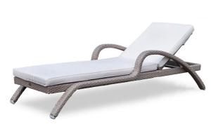 China Modern Outdoor garden wicker furniture beach chair PE Rattan Chaise lounge chair wholesale