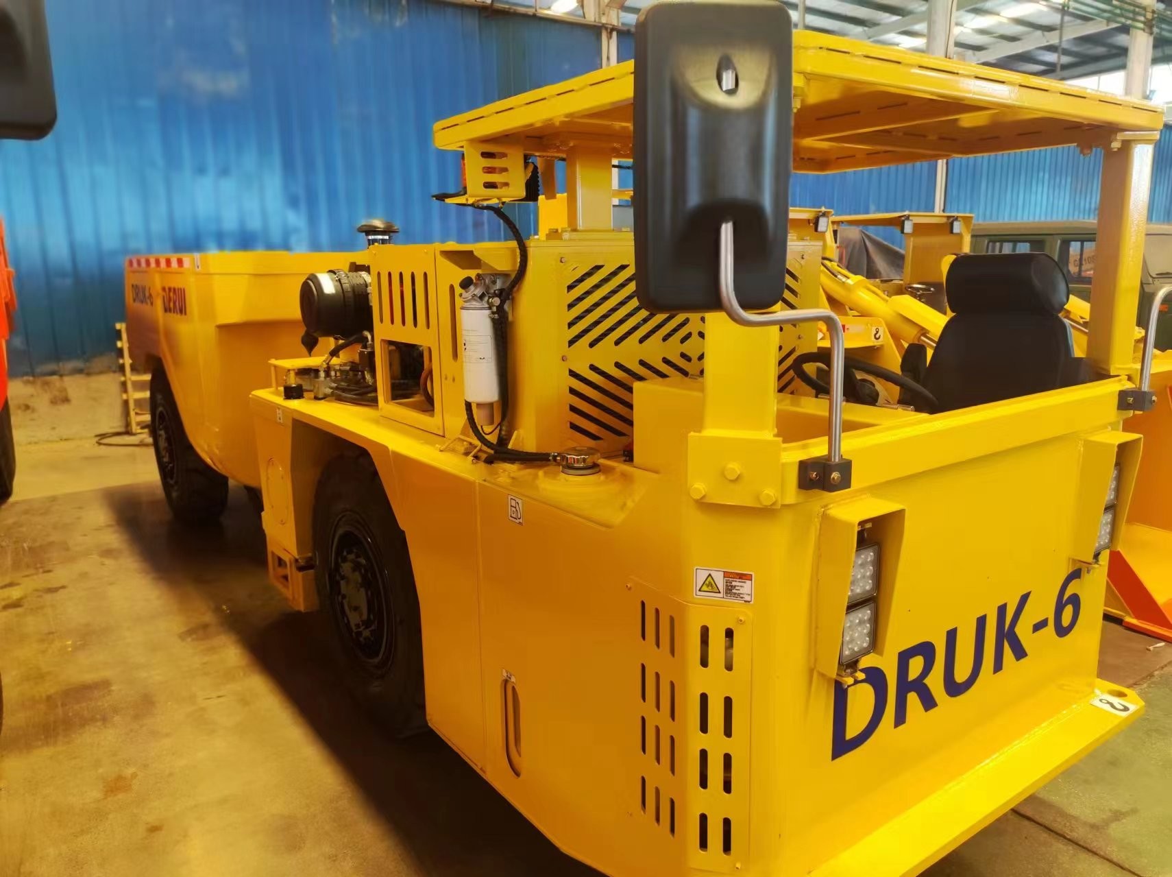 Compact DRUK -6 UK-6 Underground Dumper Truck 6 Tons Loading Capacity For Underground Mine