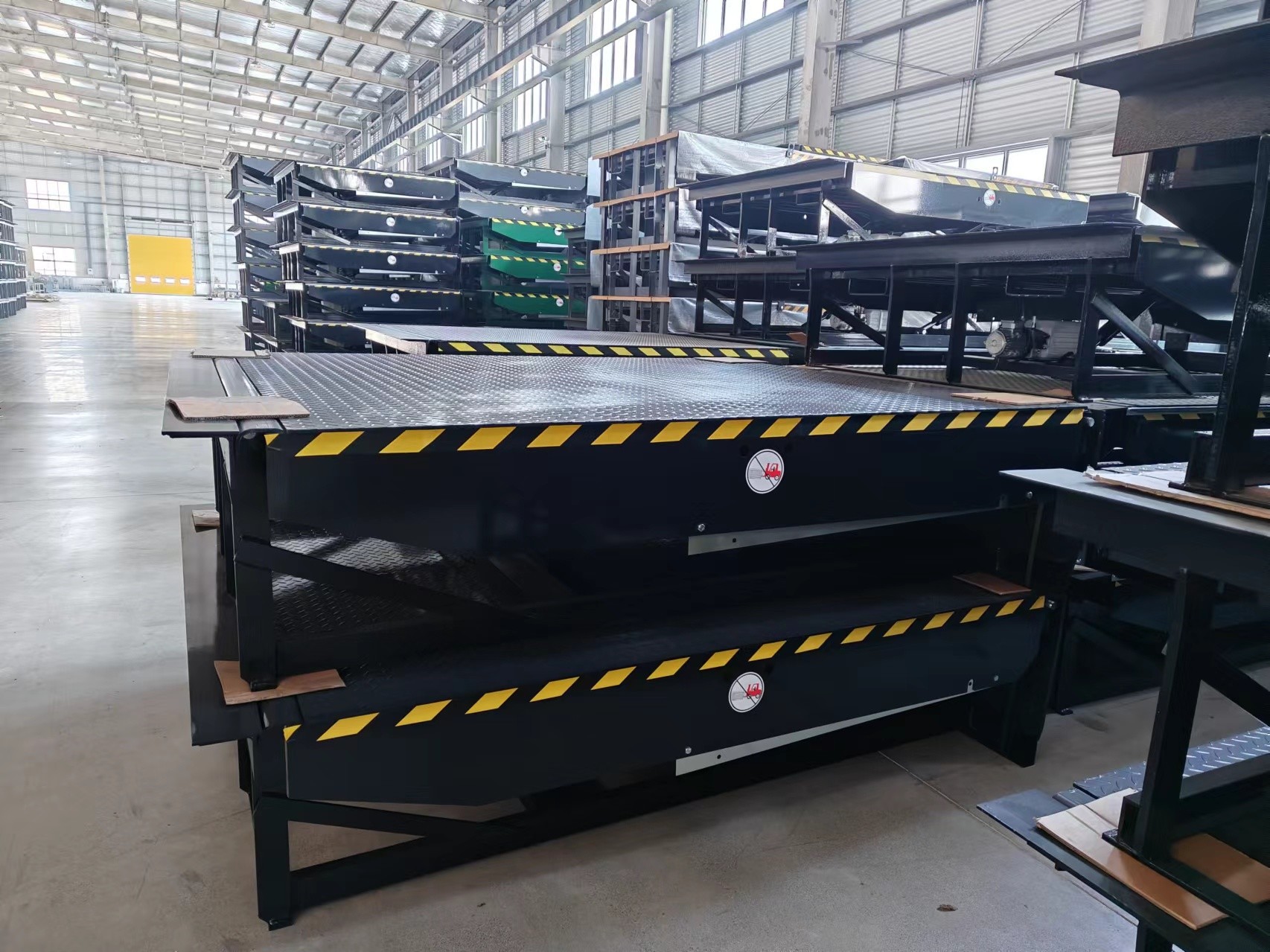 CE-Approved 10ton/15ton/20ton 6′ X8′ Hydraulic Dock Leveler / Loading Bay