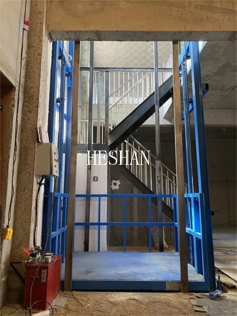 2000KG Residential Cargo Lift Hydraulic Outdoor Goods Lift For Mezzanine Floor