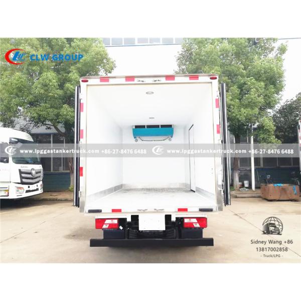 JMC 4X2 Small Refrigerated Van Truck For Drinks Delivery