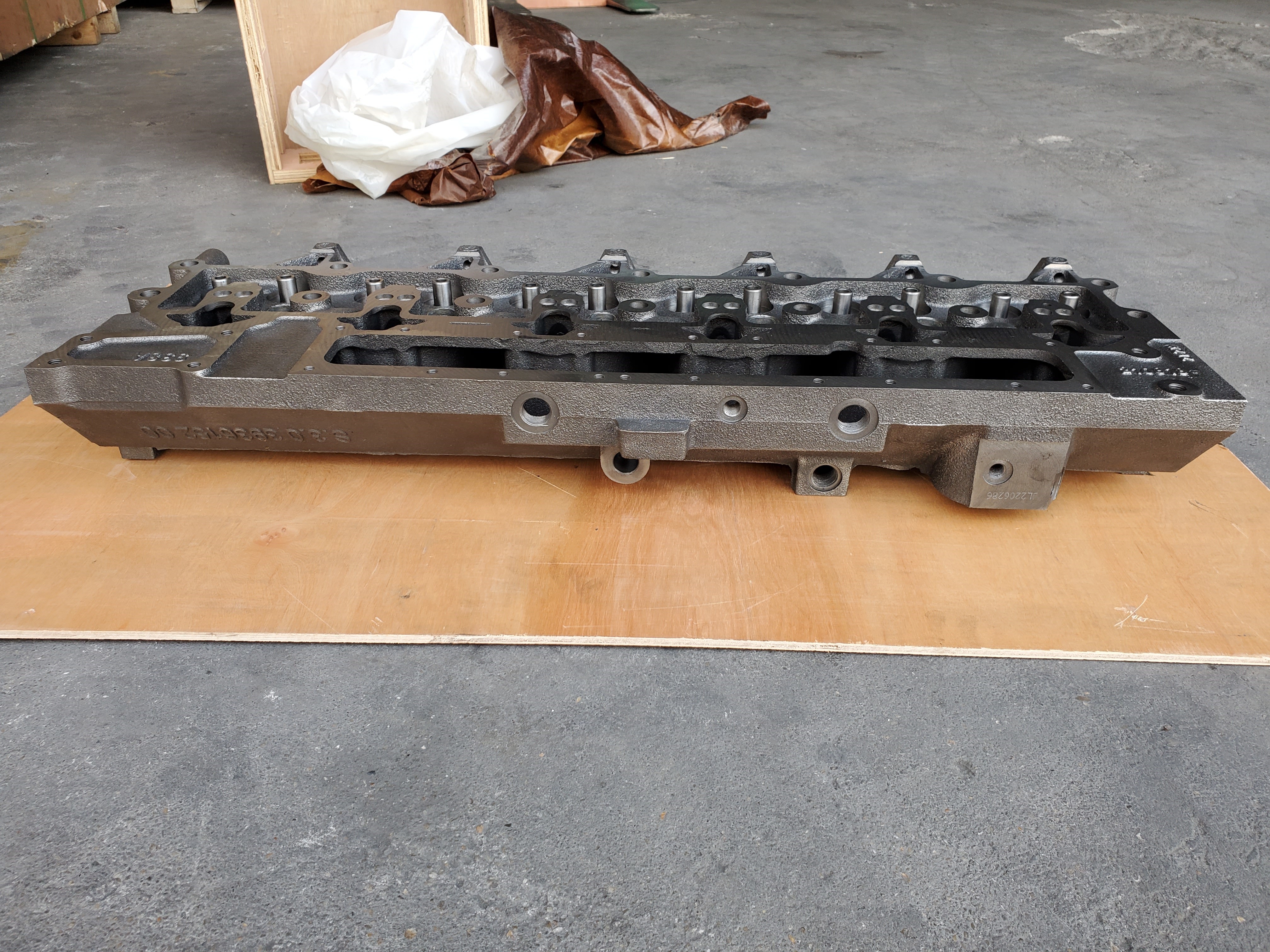 39936153/3936180 Cummins Engine Cylinder Head Model 6d114 Material Casting
