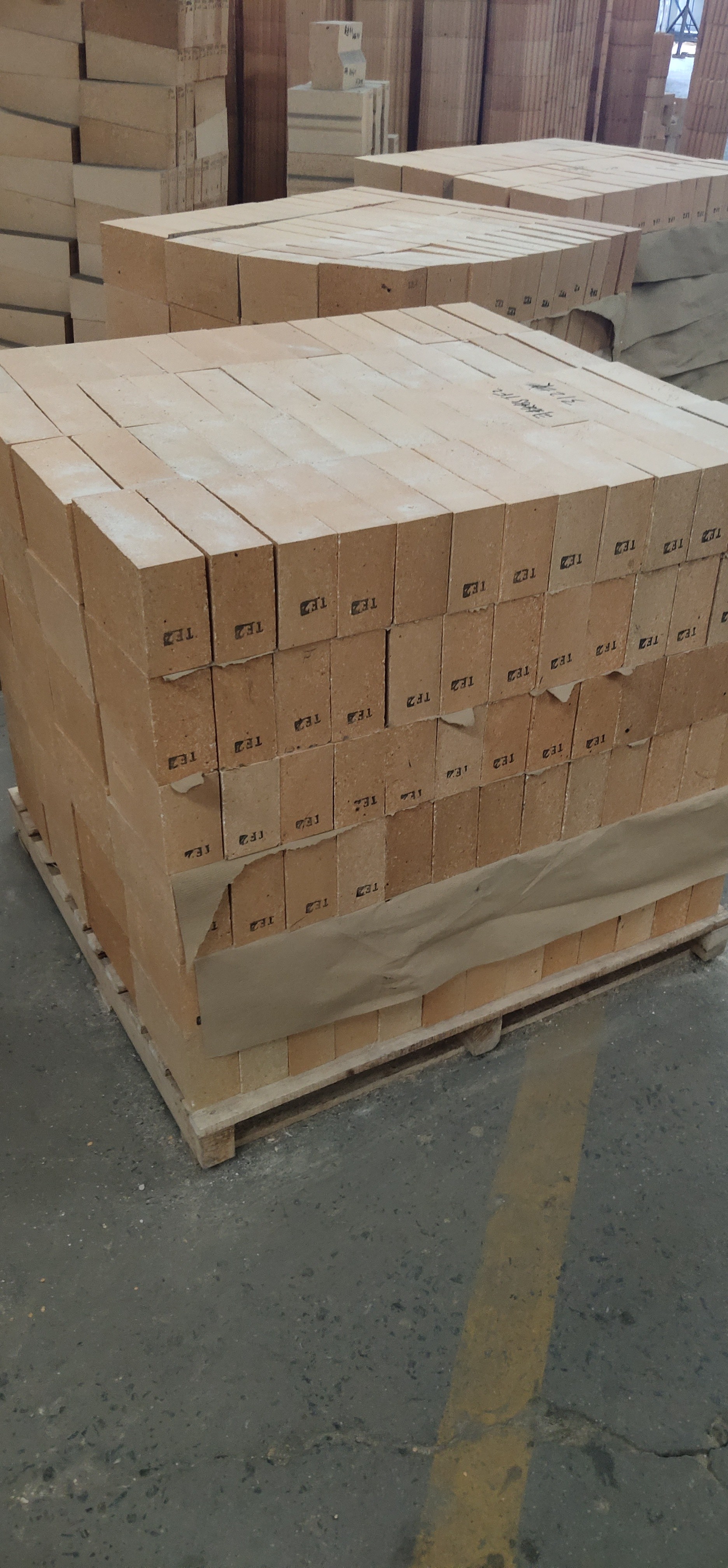 High purity MA spinel and corundum refractories material alumina magnesia spinel brick
