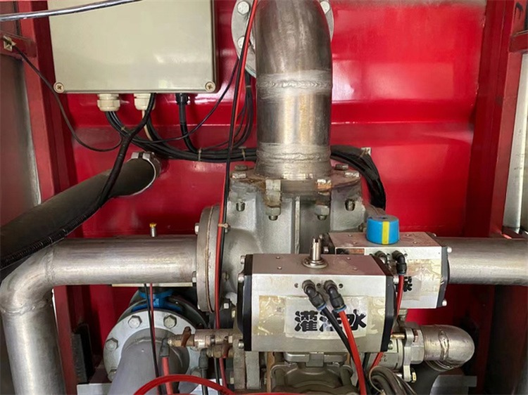 Good Condition Red Diesel Fuel Type Howo Fire Fighting Truck 16cbm Manual Transmission