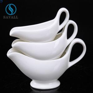 China Irregular SAVALL White Porcelain Gravy Boat Ceramic Gravy Jug wholesale