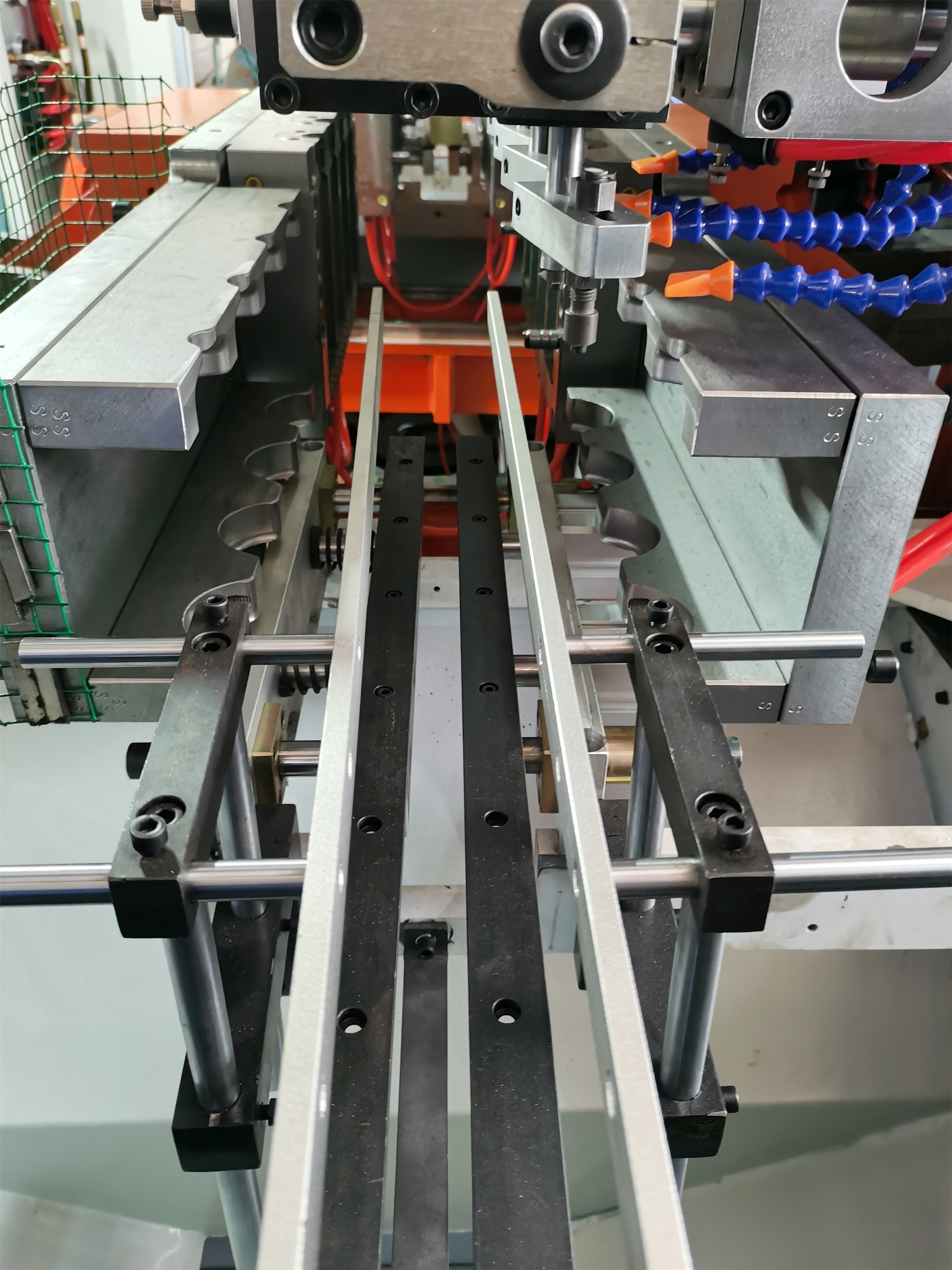4 Layer Continuous Extrusion Blow Molding Petroleum Drum 10l Auto Blowing Machine