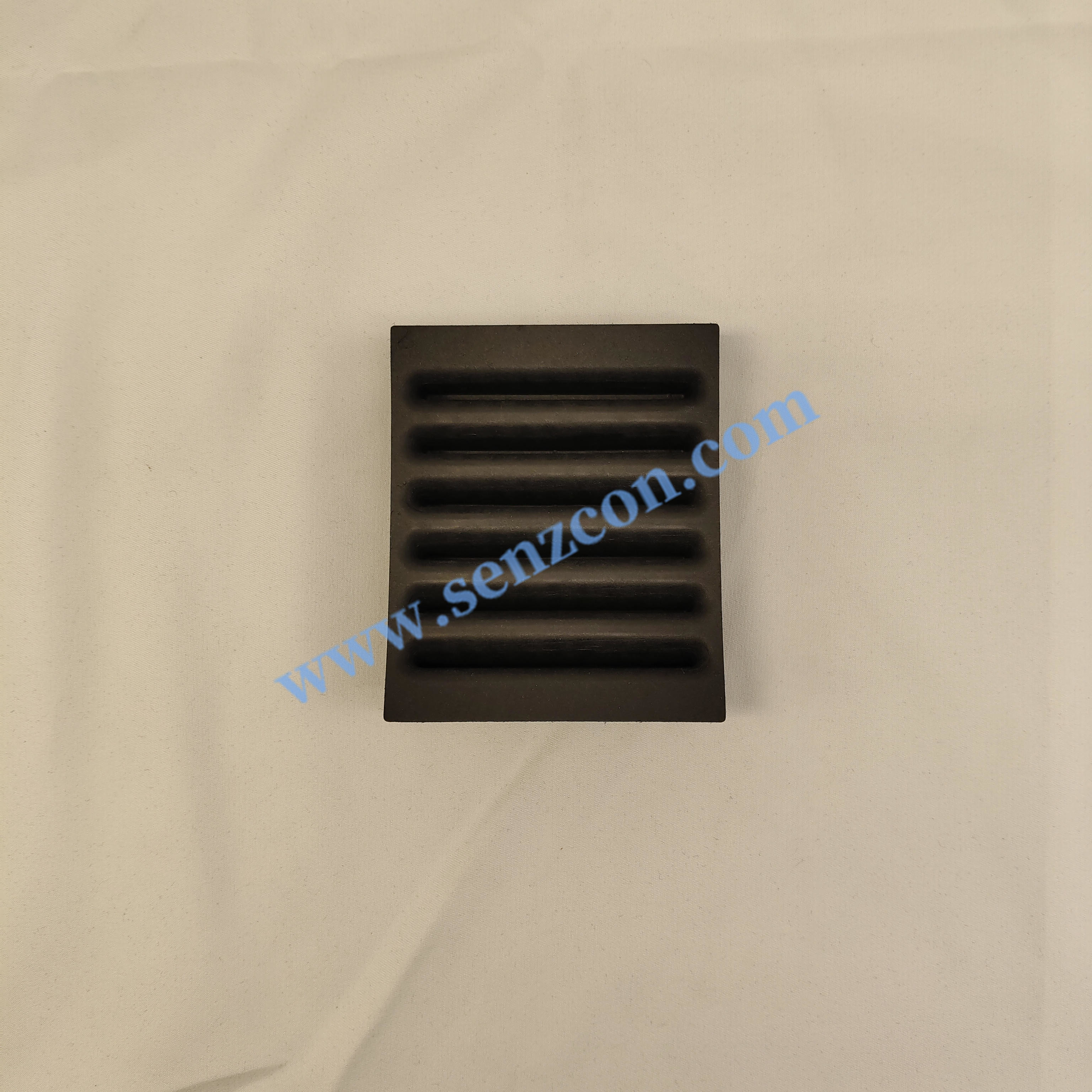 The factory customizes black pulp molding bases for high-quality essence liquids. The precise concave and convex grooves ensure that the essence