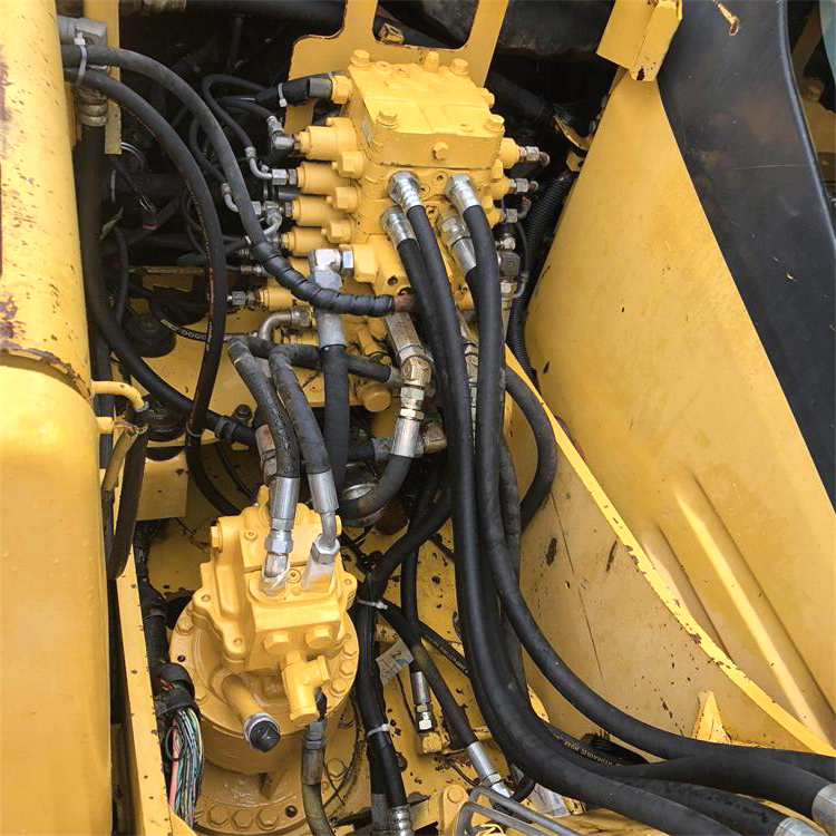 Active Small 13 Ton Used Excavator Komatsu PC 130 in Shanghai with Cummins Engine