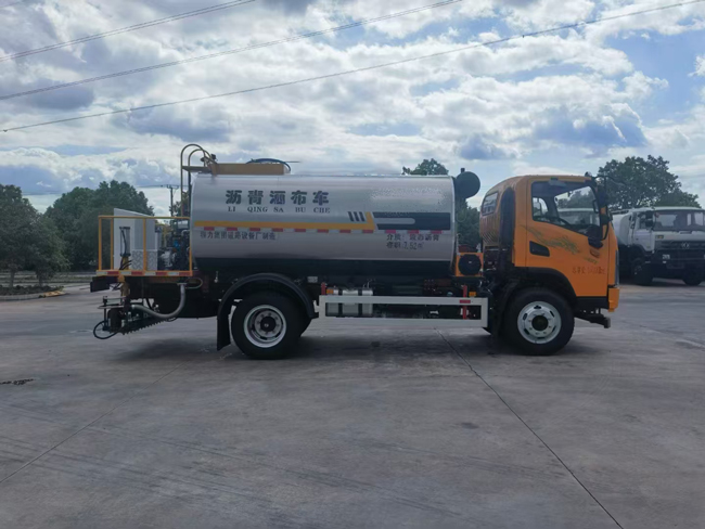 Factory Direct Supply Xiaolong 8 m³ Truck Asphalt Sprinkler Truck Mud Sprinkler Truck