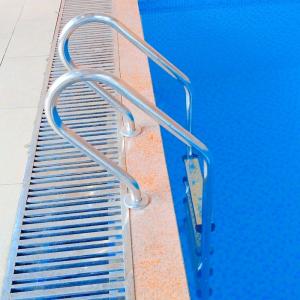China 5 Steps 1.35mm Stainless Steel Swimming Pool Ladder wholesale