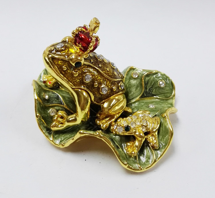 Leaves the frog shape trinket box with rhinestone for lovely jewelry box