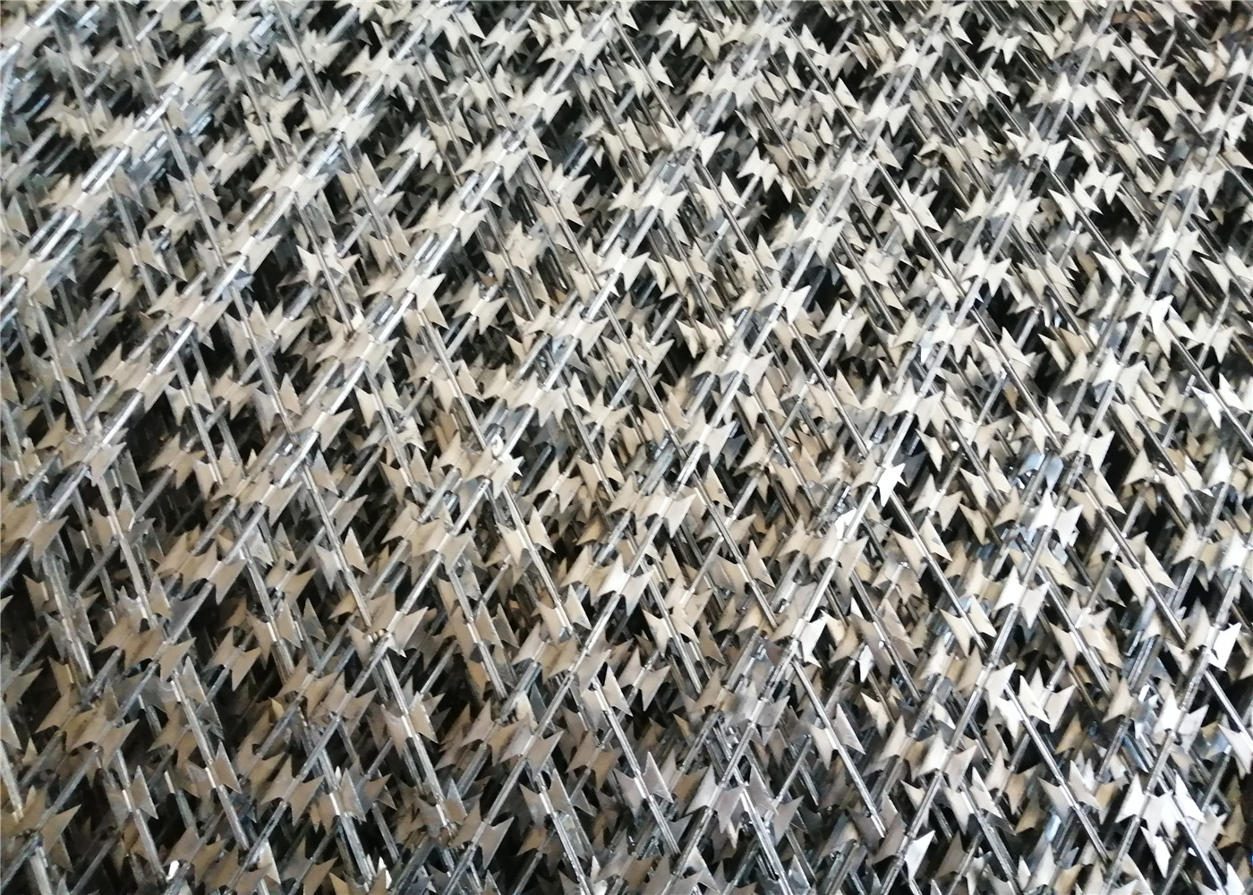 Hot Dipped Galvanized Welded Razor Wire Mesh 100mm*100mm mesh aperture